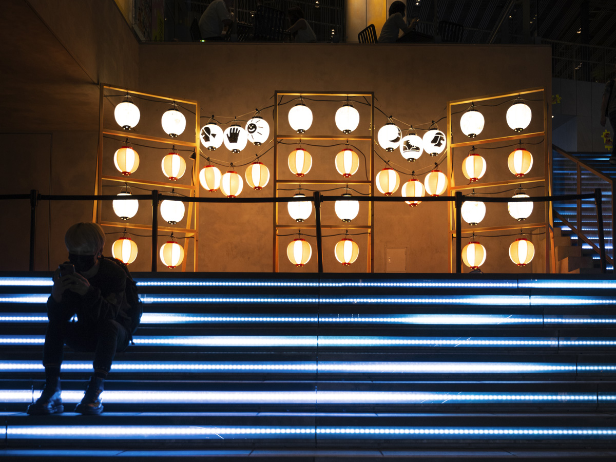 Dynamic event lighting design illuminating a large-scale production stage